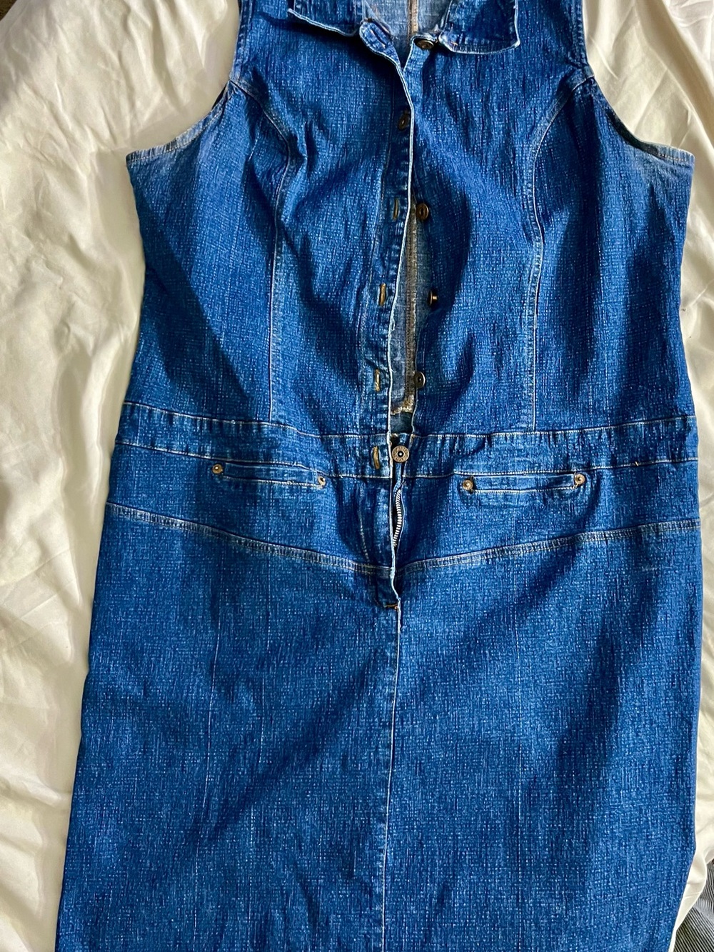 Retro Button-Front Sleeveless Denim Midi Dress in Classic Blue